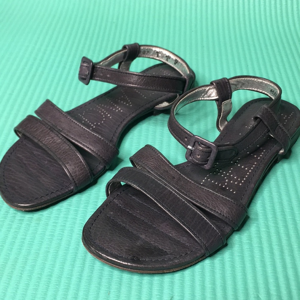FREE LANCE navy sandals